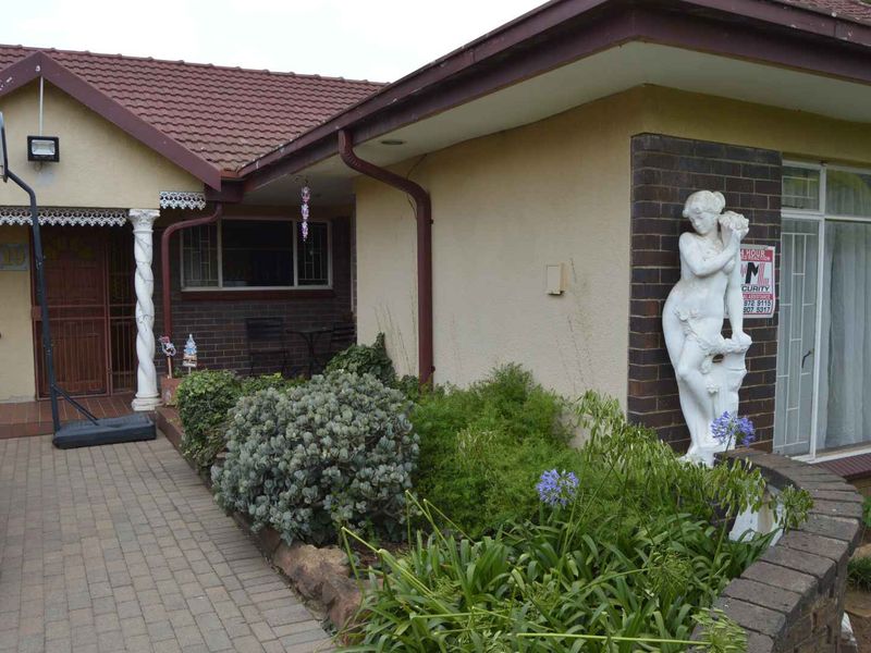 A Home That Tells Two Stories - Photo 5