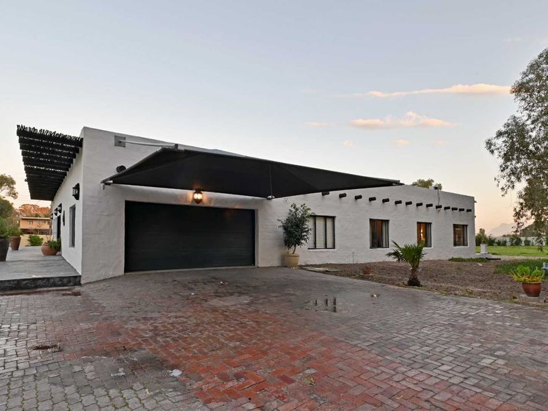 Contemporary Hacienda-Style Luxury Living - Photo 2