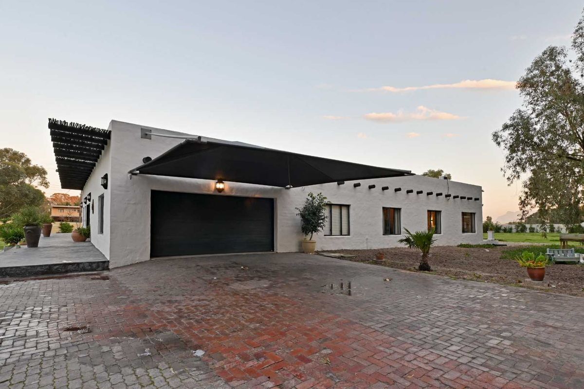 Contemporary Hacienda-Style Luxury Living - Photo 2
