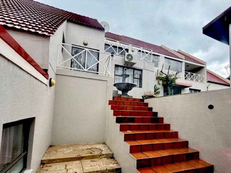 Spacious Family Home with Versatile Living & Work Spaces - Photo 2