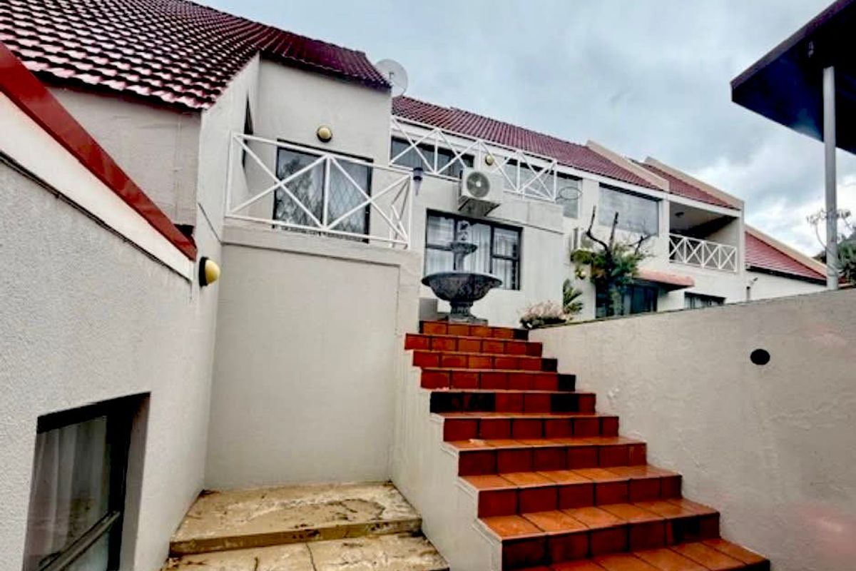 Spacious Family Home with Versatile Living & Work Spaces - Photo 2