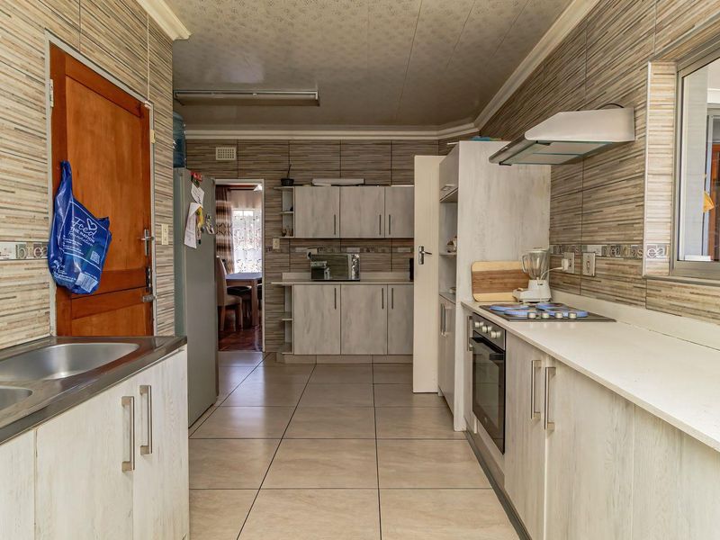 Gorgeous 5 Bedroom home - Photo 4