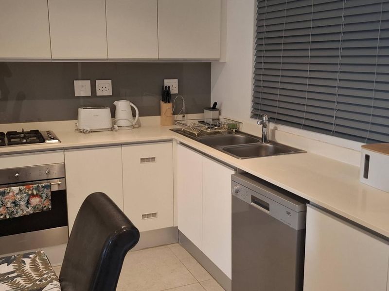 **Stunning 2-Bedroom, 2-Bathroom Apartment in a Newly Developed Estate** - Photo 10