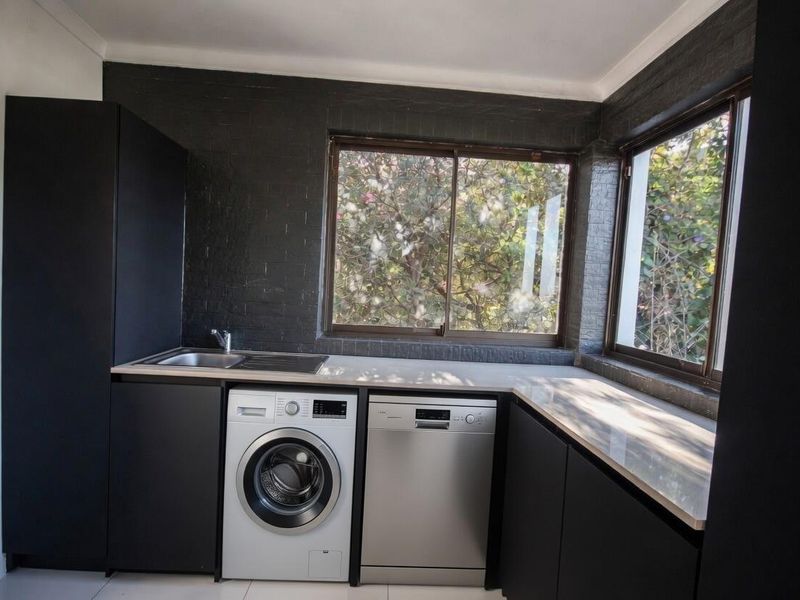 Freshly renovated, unfurnished family home with mountain and city views - Photo 7