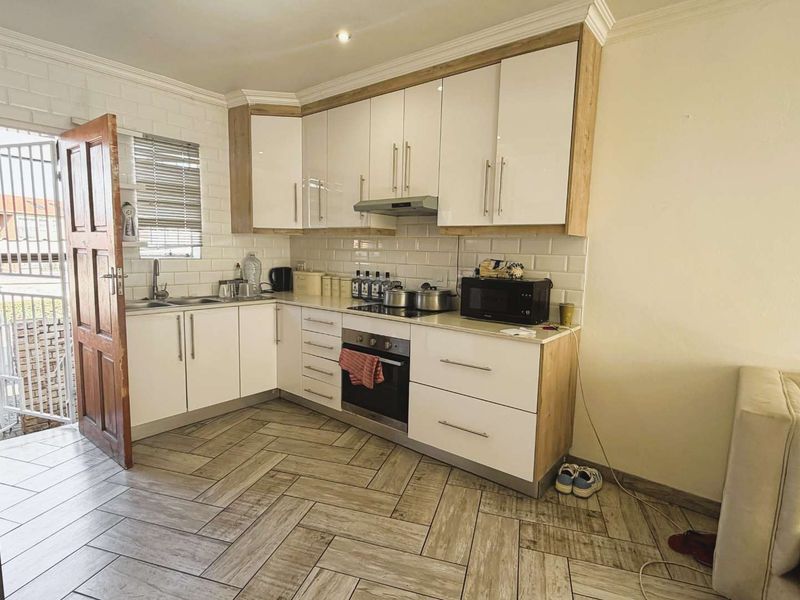 Charming Two-Bedroom Unit with private Garden - Photo 3