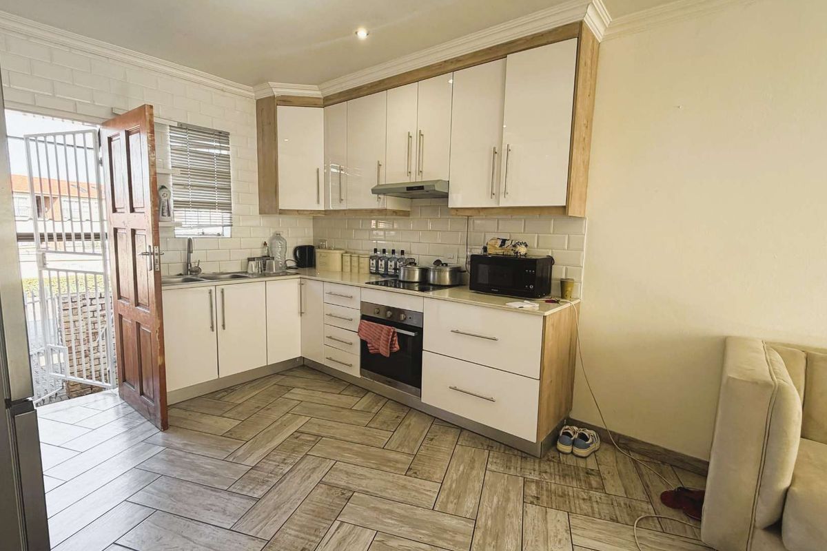 Charming Two-Bedroom Unit with private Garden - Photo 3
