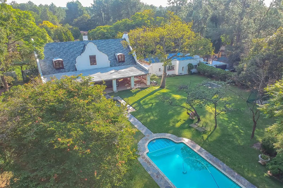 Magnificent Family Home with Cottage on Established Acre in Bryanston East - Photo 3