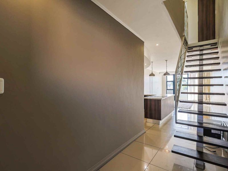 Modern 2-Bedroom Apartment with Rooftop Braai Area - Photo 3