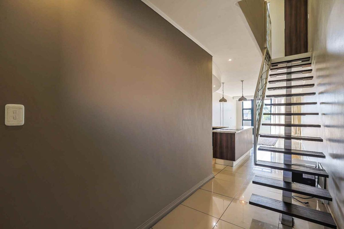 Modern 2-Bedroom Apartment with Rooftop Braai Area - Photo 3