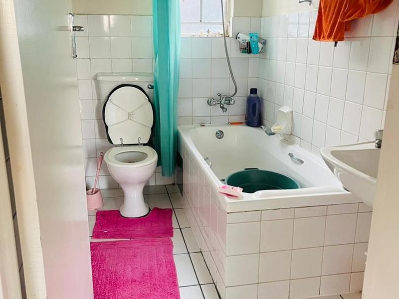 TWO BEDROOM APARTMENT IN NEWLANDS,PRETORIA  : IMMEDIATELY - Photo 3