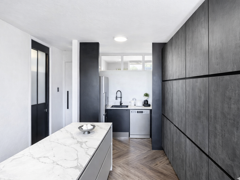 Fully Furnished Executive 1-Bedroom in Benmore | Walk to Sandton | Inverter - Photo 2