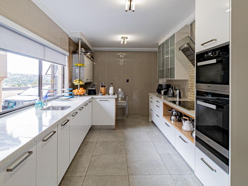 Luxurious Fully Furnished 4-Bedroom Double-Storey Home with Breathtaking Views in Roodekrans. - Photo 2