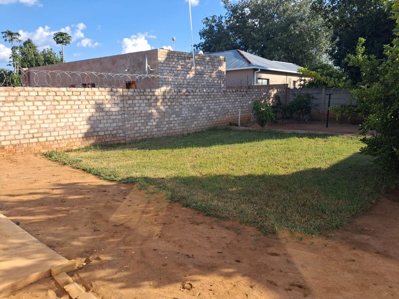 BEAITIFUL & WELL MAINTAINED 3 BEDROOM HOUSE ON A LARGE ERF , FOR SALE IN TSUMEB - Photo 8