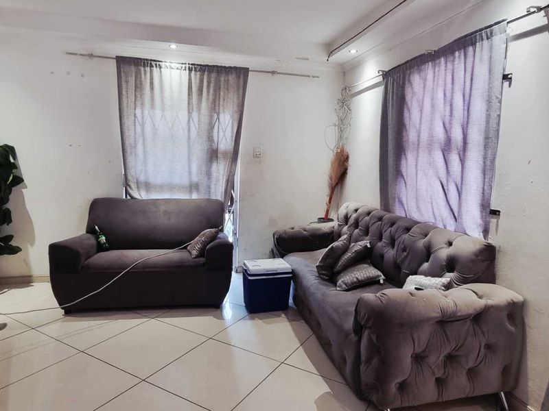 Rocky crest 3 bedroom house with flat - Photo 2