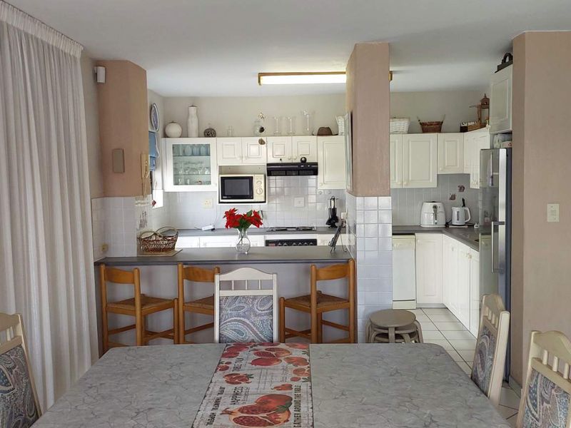 Excellent location close to beach and all amenities - Photo 5