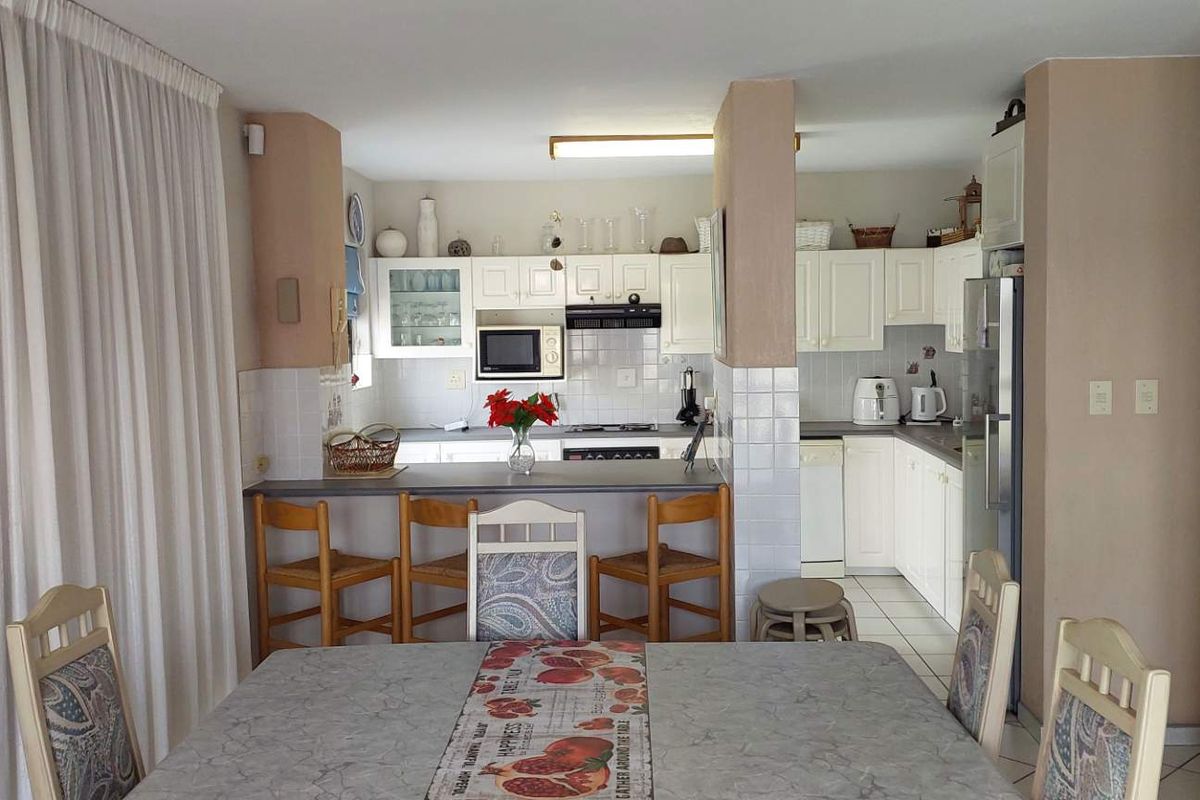 Excellent location close to beach and all amenities - Photo 5