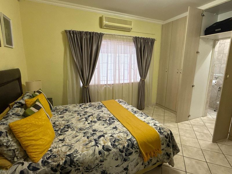 This beautiful home in a quiet street offers comfort and security, ideal for a family home - Photo 10