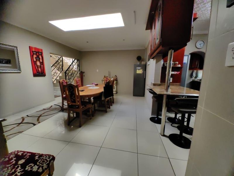 Grand Family Residence with Exceptional Entertainment Spaces in Veld En Vlei - Photo 7