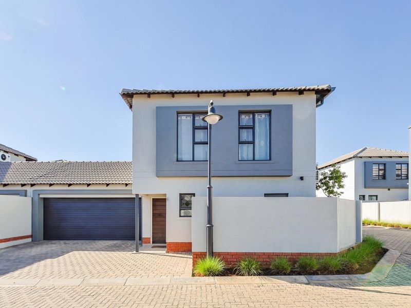 **Stunning Ultra-Modern 3-Bedroom Townhouse in the Prestigious Olive's Gate Estate** - Photo 3