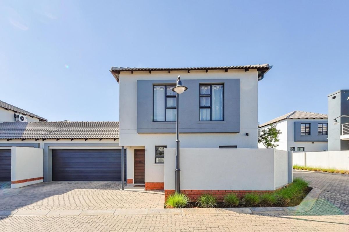 **Stunning Ultra-Modern 3-Bedroom Townhouse in the Prestigious Olive's Gate Estate** - Photo 3