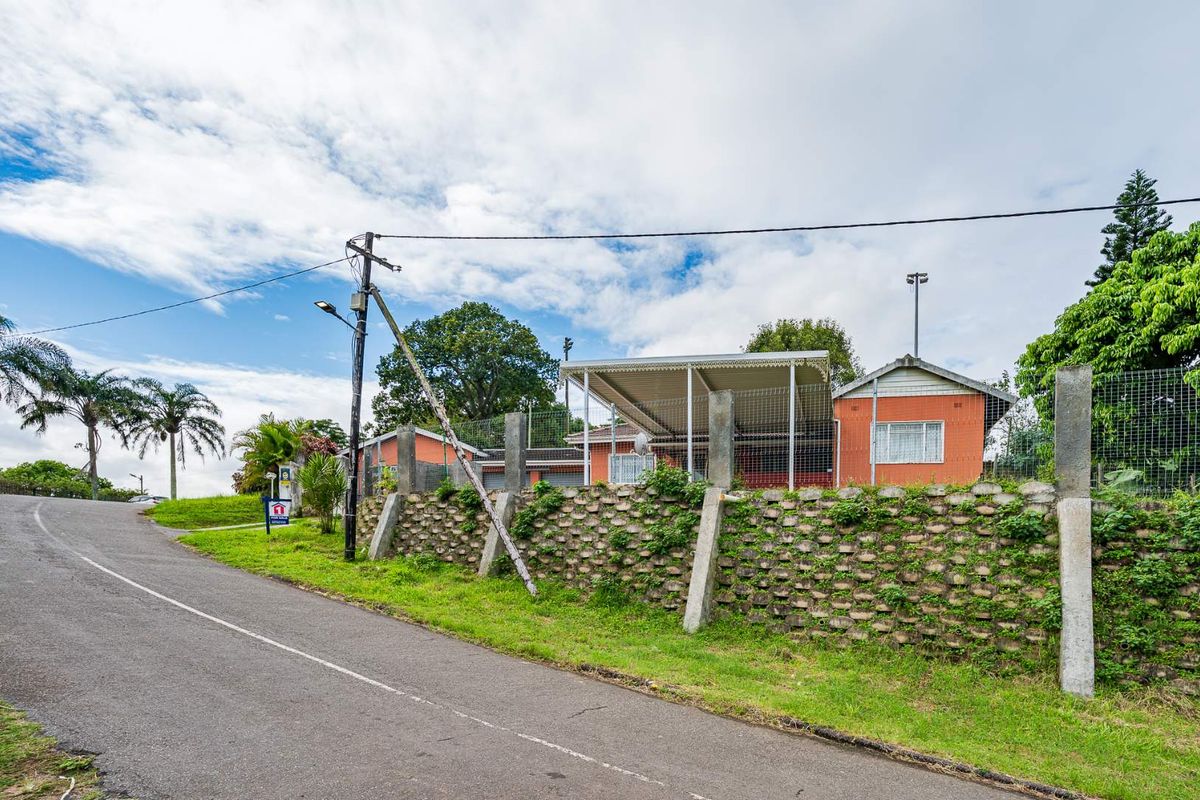 Don't miss out on this spacious, freestanding family home! - Photo 2