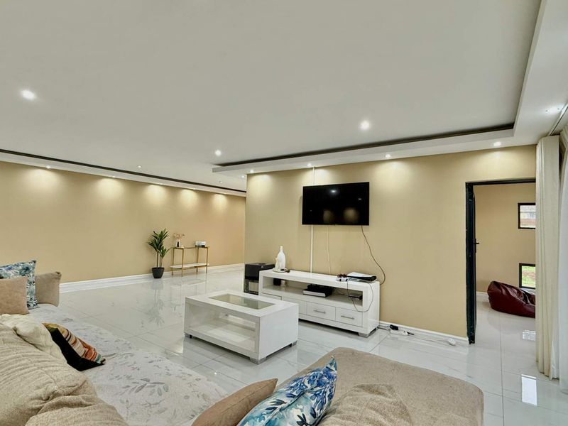 Luxury Family Home in Sakabula Estate - Photo 3