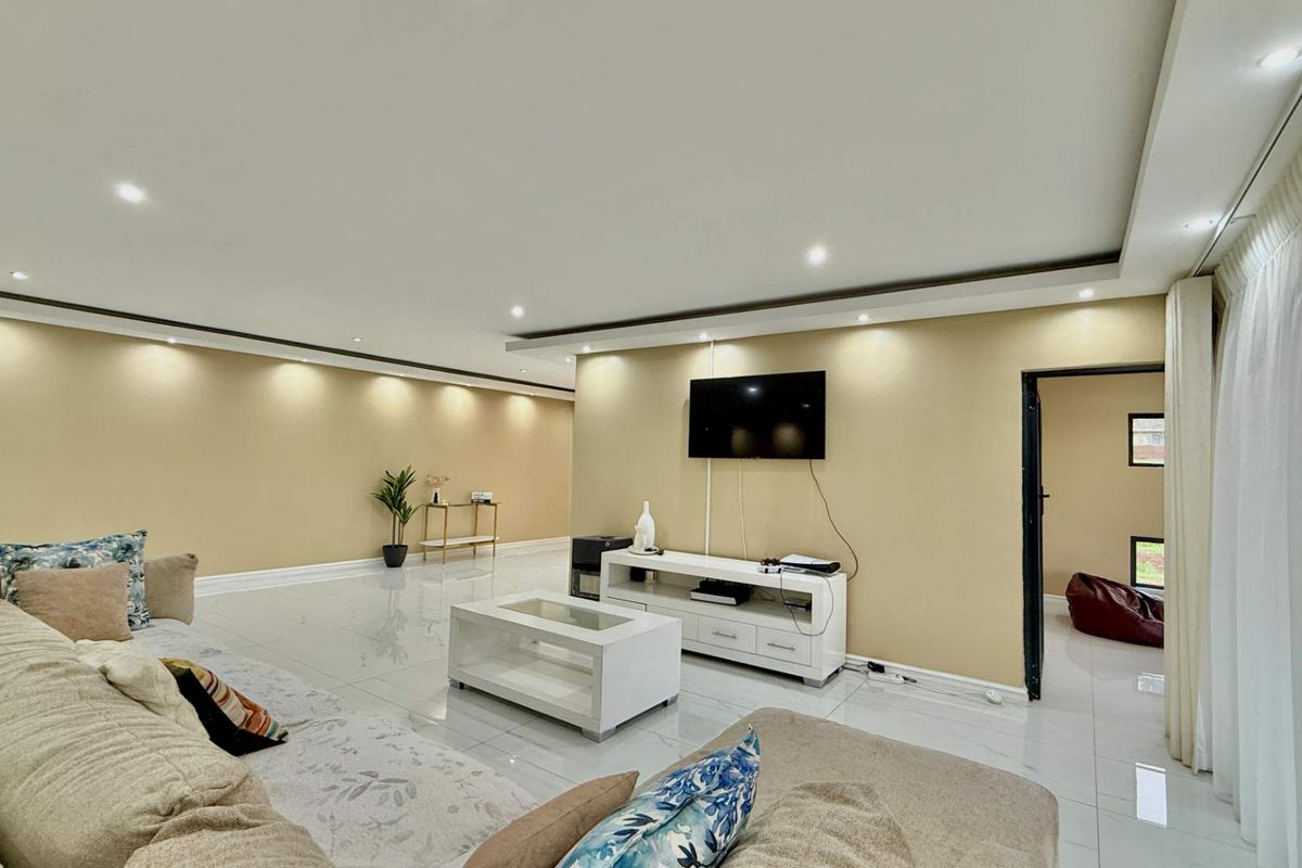 Luxury Family Home in Sakabula Estate - Photo 3