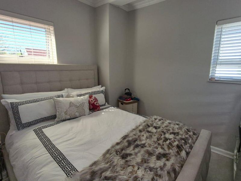 Corner unit in popular complex, newly renovated - Photo 5