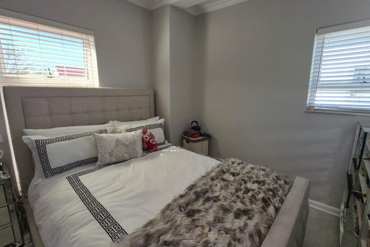 Corner unit in popular complex, newly renovated - Photo 5