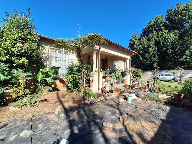 Bright, Spacious Living with Bonus Outbuildings & Garages in Boksburg North - Photo 3