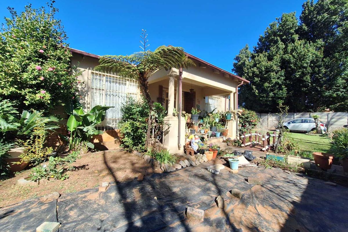 Bright, Spacious Living with Bonus Outbuildings & Garages in Boksburg North - Photo 3