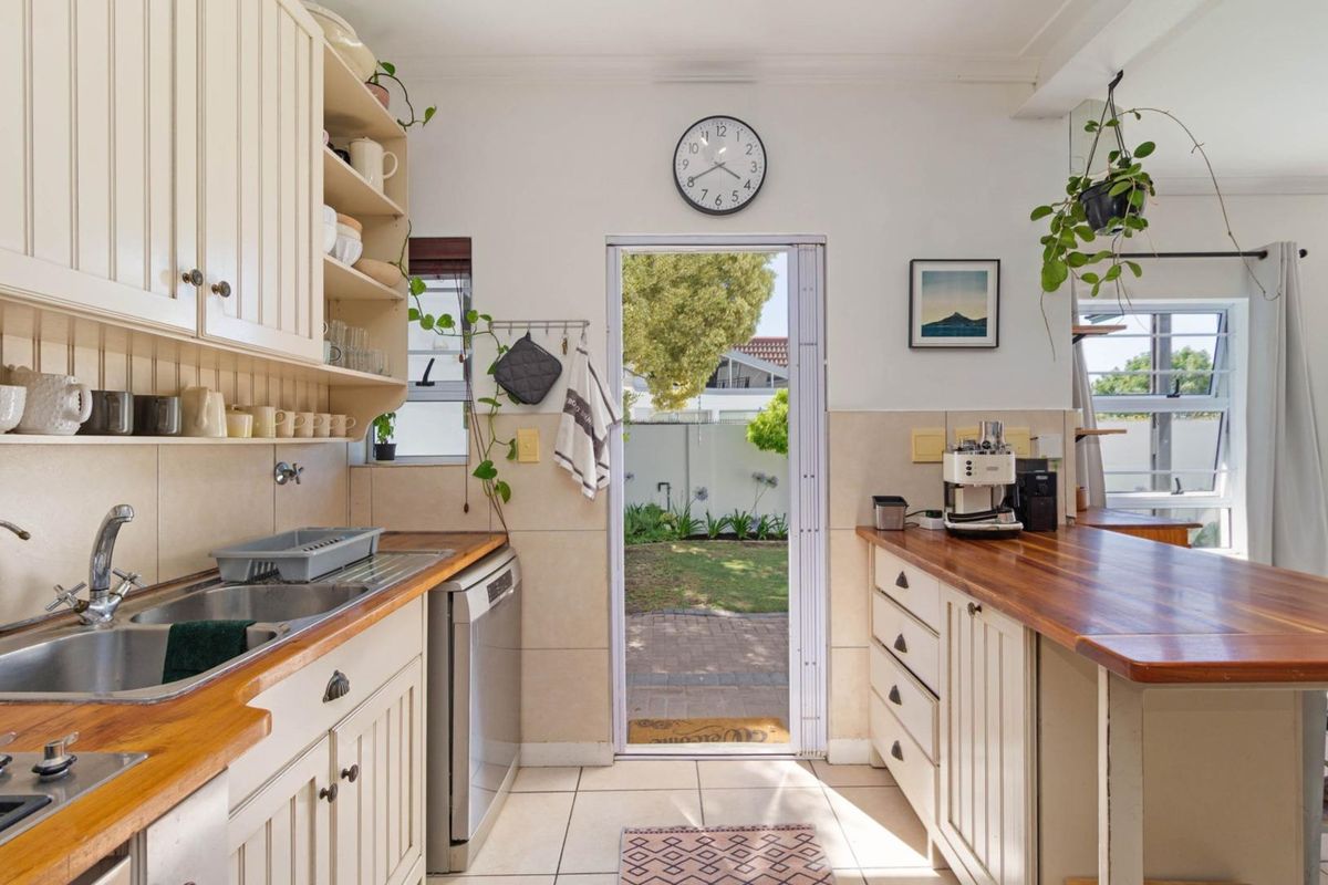 4 Bedroom Home in Arena North, Royal Ascot Estate - Photo 4