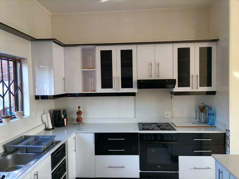 Luxury 5 Bedroom Family Home with Pool &amp; Garden in Prime Malvern Queensburgh - Photo 7