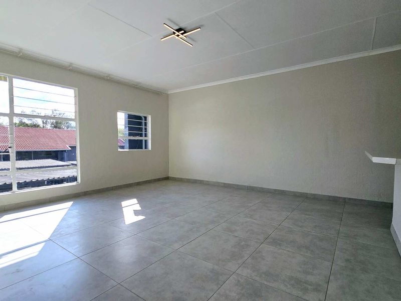 Newly Renovated 2-Bedroom Apartment with Modern Finishes - Photo 8