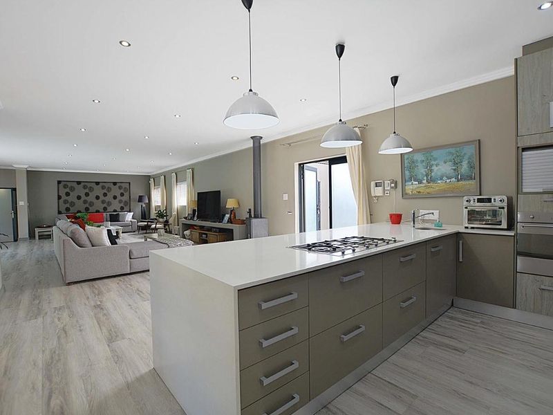 Exceptional 5-Bedroom Home with Versatile Studio in Flamingo Vlei - Photo 5