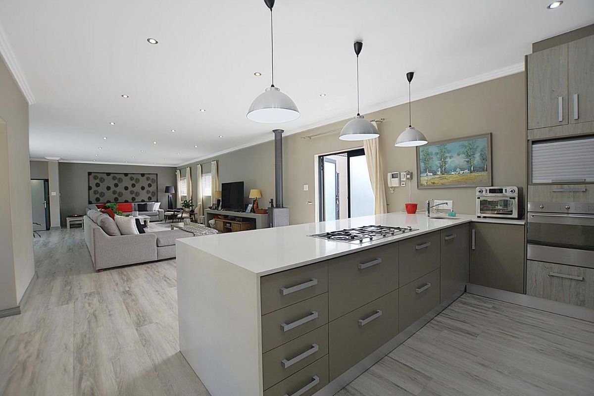 Exceptional 5-Bedroom Home with Versatile Studio in Flamingo Vlei - Photo 5