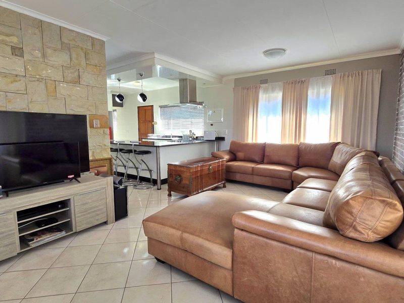 3 Bedroom House for sale in Oakdene - Photo 9