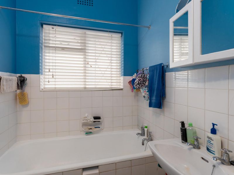 First floor living, close to the beach and shops. - Photo 8
