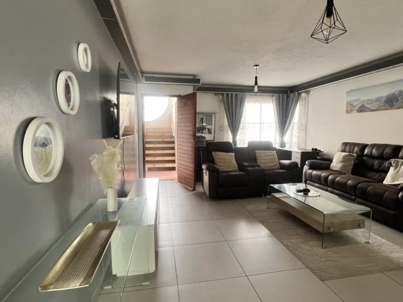Cozy 2-Bed Home with Open Plan Living & Spacious Kitchen - Photo 4