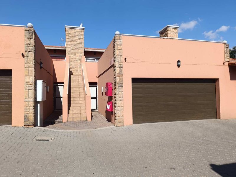 A beautifully maintained villa in the highly sought-after suburb of Glen Marais is now available for sale in the exclusive Complex of Villa Zanru - Photo 6