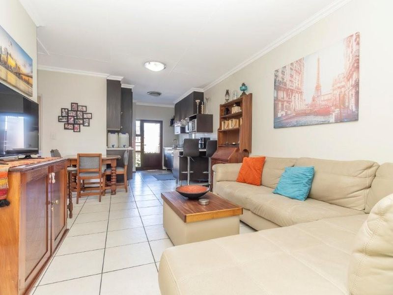 Convenient living with 24/7 security & prime location access! - Photo 3