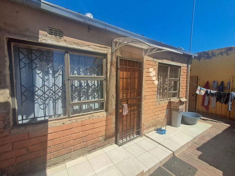 2 Bedroom House With 7 Outside Rooms In Esselen Park - Photo 3