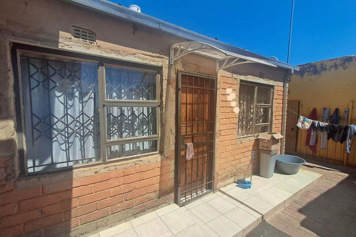 2 Bedroom House With 7 Outside Rooms In Esselen Park - Photo 3