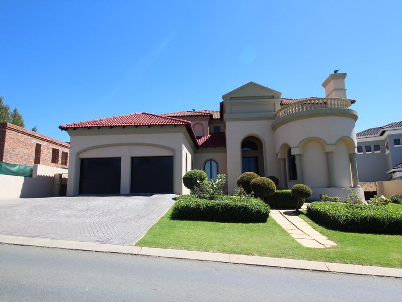 Luxury Fairway Living in Blue Valley Golf Estate - Photo 2