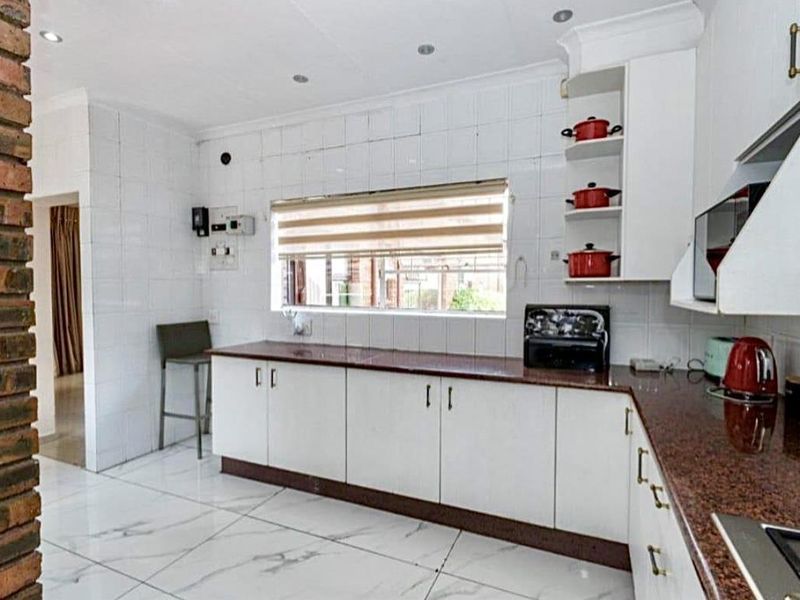 4-Bedroom House with Pool and Garden – Ideal Family Home - Photo 6