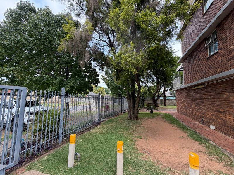 Spacious 3-Bedroom Apartment in Rietfontein for Sale - Photo 3