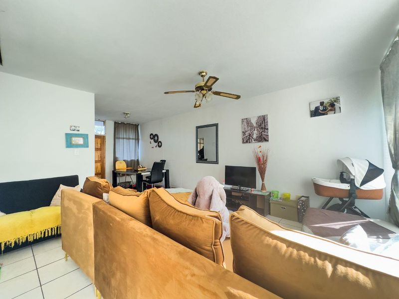 Modern 2-Bedroom Duplex in a Prime Estate – Perfect for Investors or First-Time Buyers - Photo 2