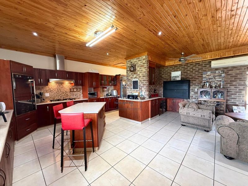 Spacious 5-Bedroom Home with 2 Bedroom Flat in town center! - Photo 8