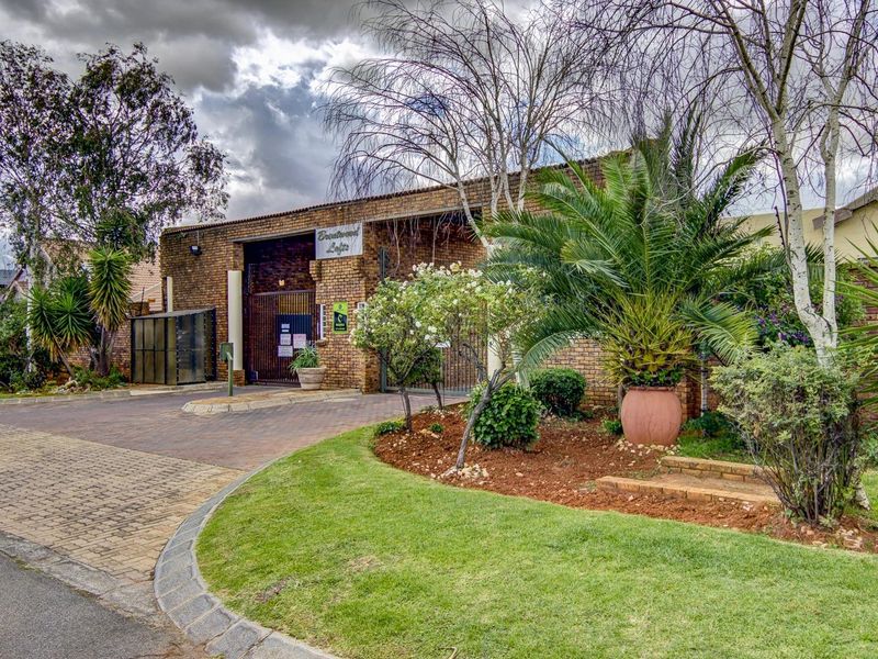 NEAT and SECURE CLUSTER - PET FRIENDLY - Photo 2