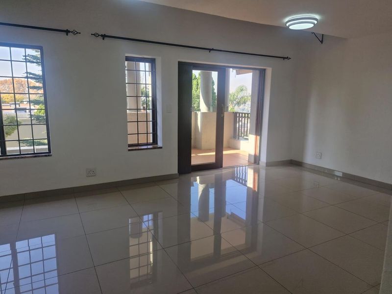 Renovated Top Floor Duplex Apartment - Photo 4